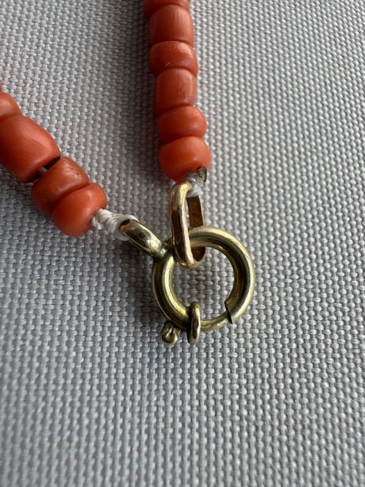Colier lucrat manual din coral, perle si aur 9 k