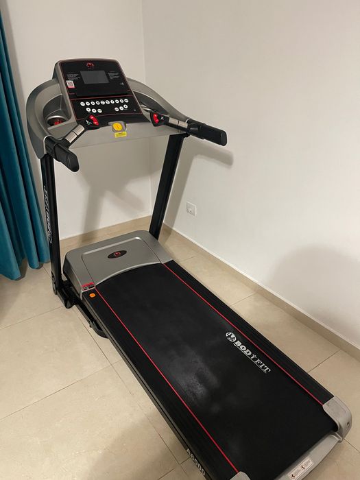 Vând bandă de alergat profesionala