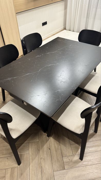 Стол со стульями.