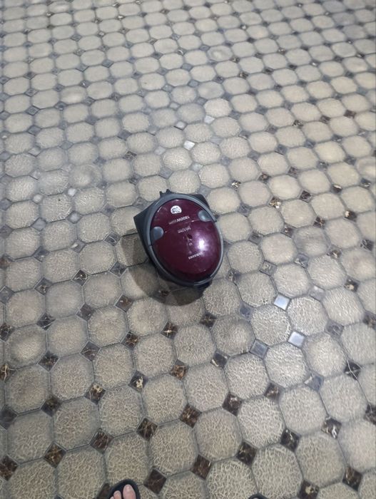 Пылесос марка samsung1800. Состояние хорошее. 
Рабатает нормал