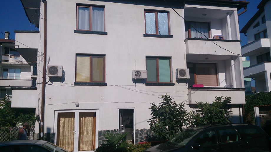 Апартаменти ,етаж от кооперация центъра Приморско бартер