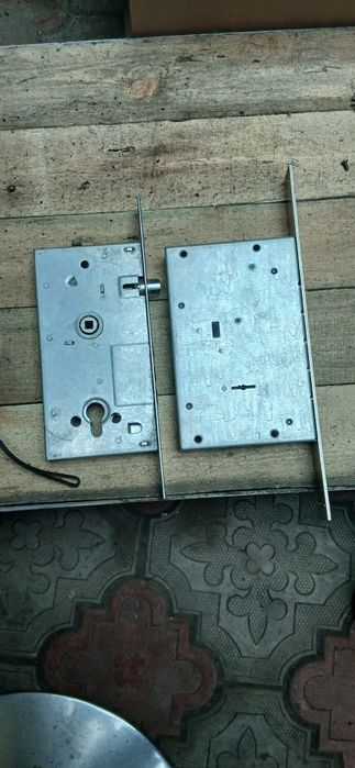 Замок дверной на выходнои дверь