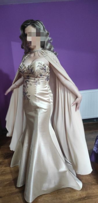 Rochie nasă cu trenă detașabilă și capă