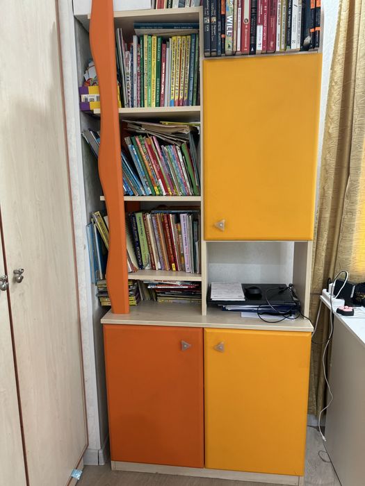 Стол письменный и шкаф для книг