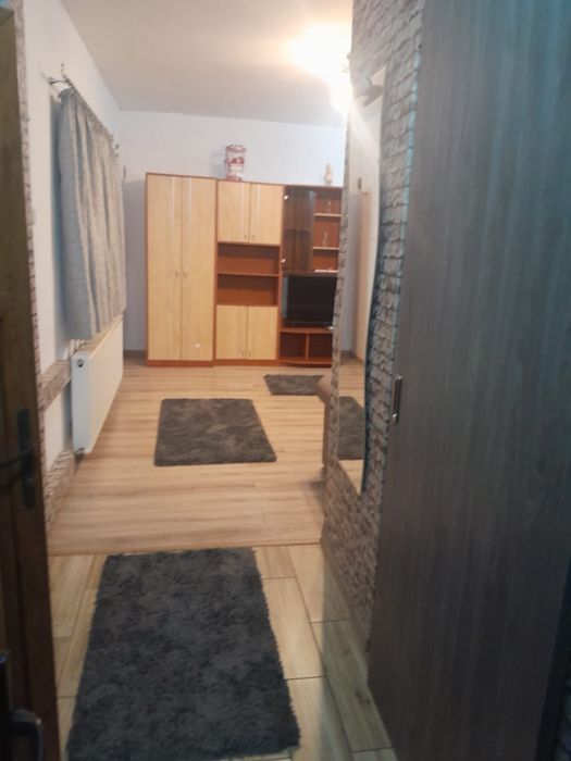 Garsoniera la curte de inchiriat