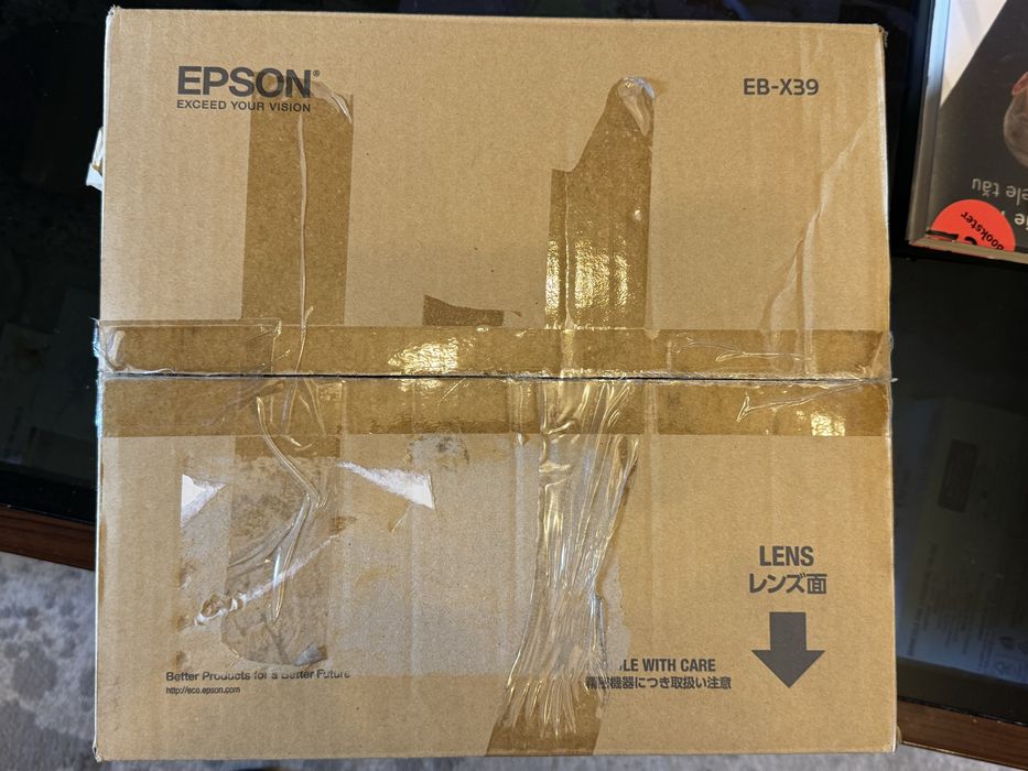 Vând videoproiector Epson EB-X39, în stare excelentă