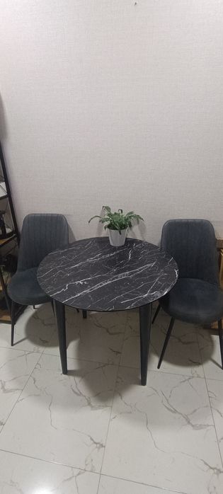 Продается кухонная мебель. Комплект, стол со стульями.
