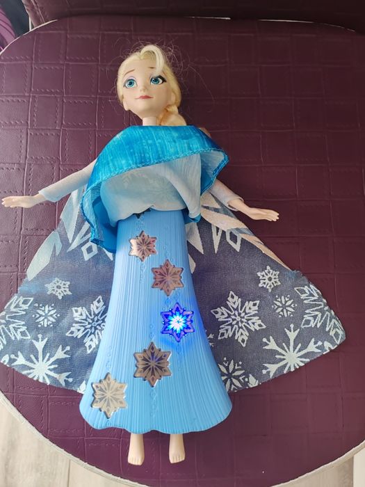Vând păpușă Frozen Elsa
