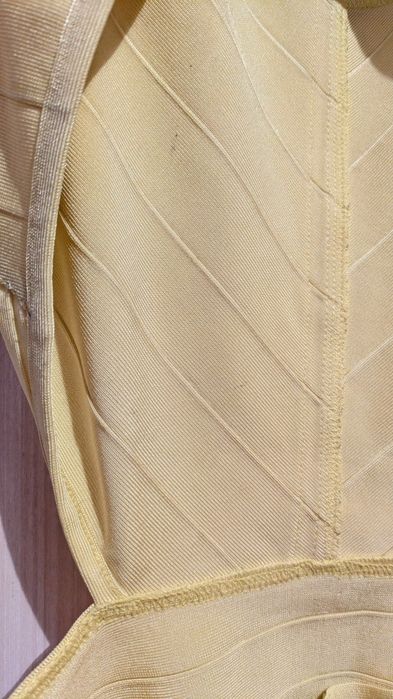 Жълта бандажна мини рокля, изрязана, гол гръб