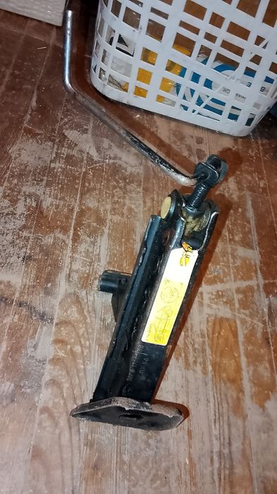 Домкрат оригинал Ford б/у. Полностью рабочий.