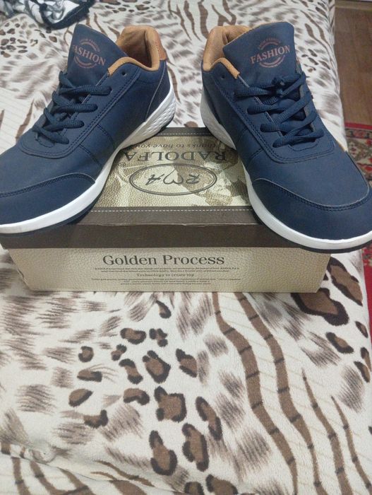 Продам кроссовки