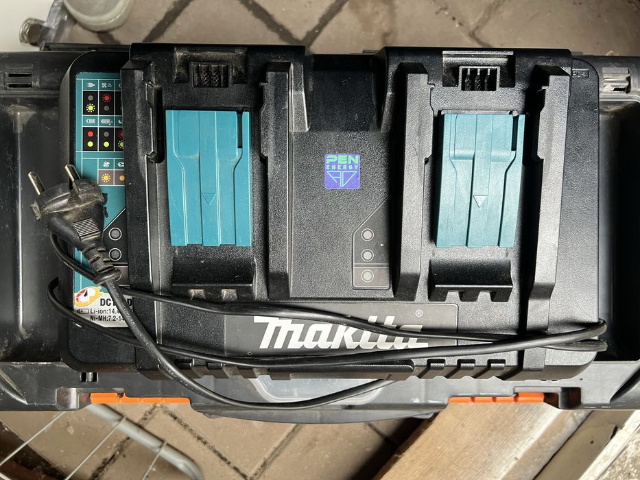 Vand bormasina de impact Makita(3buc) acumulatori 5 Ah si statie dubla