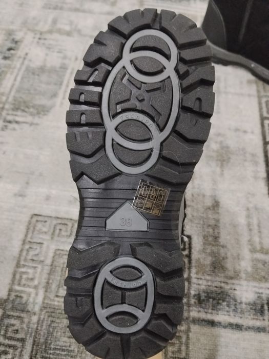 Продам ботинки новые