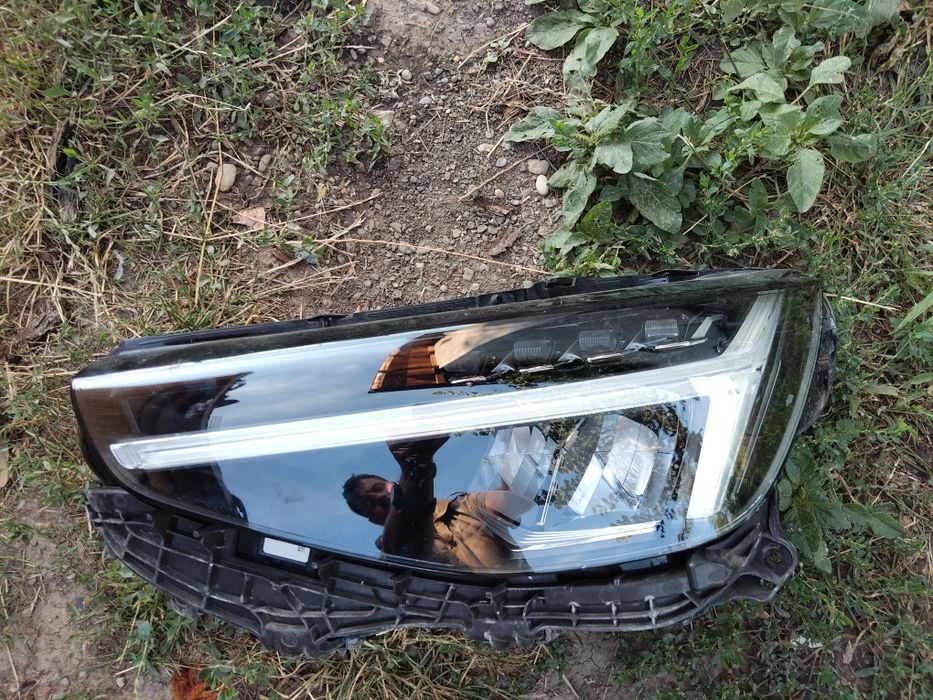 Vând aripă dreapta fata si far stânga volvo xc40 2024