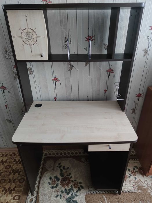 Компьютерный стол в отличном состоянии