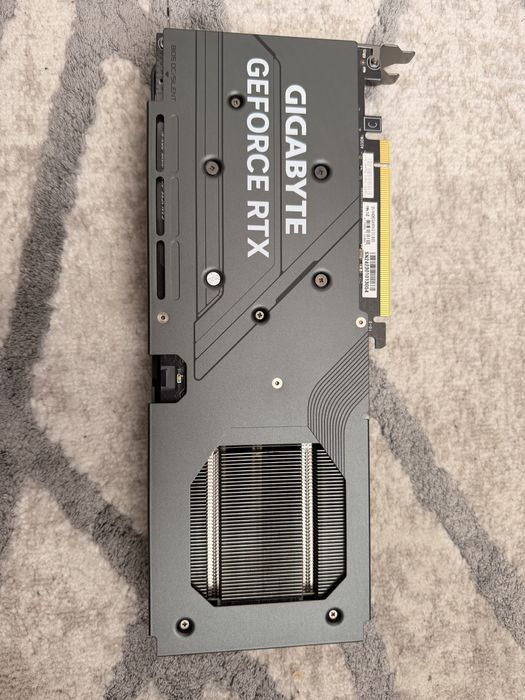 Vând placă video GeForce RTX™ 4060 GAMING OC 8GB – stare excelentă!