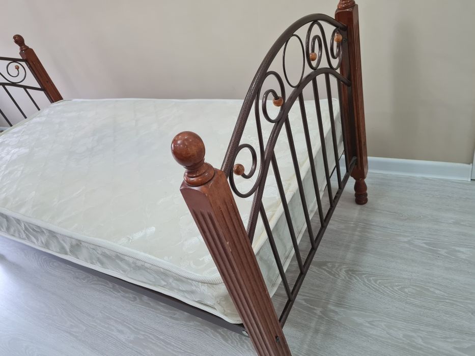 Продам кровать с матрасом