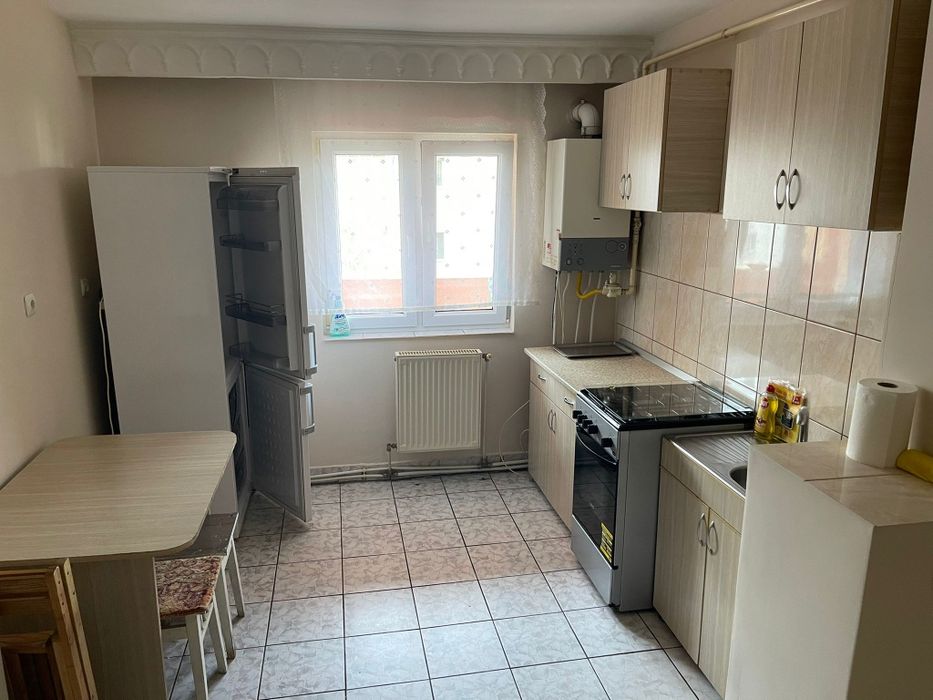 Inchiriez apartament cu 3 camere