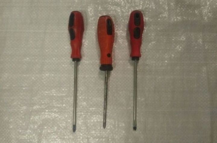 Set de 3 surubelnite - 2x in cruce si 1x dreapta - din UK