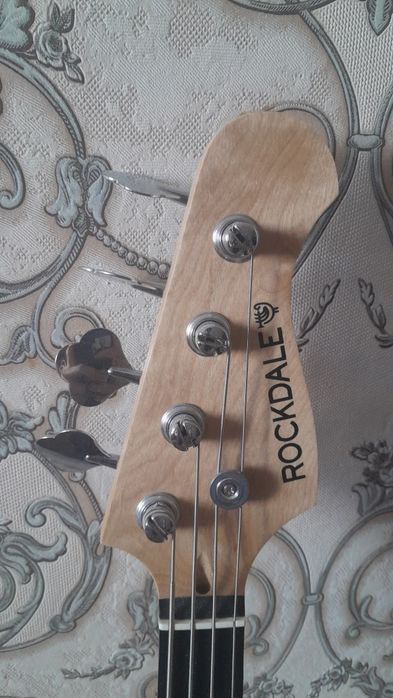 Басс гитара Rockdale в корпусе