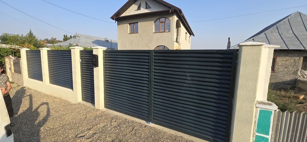 Executăm porți la comanda clientului din lamele executăm porți din șipcă metalică executăm porți din tablă decupată executăm porți din tablă cutată ex