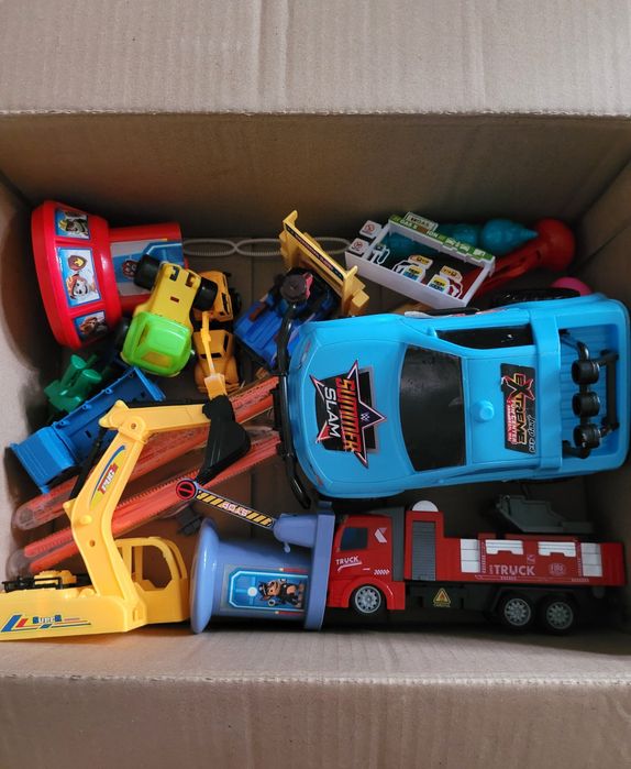 Продам детские игрушки - парковка, машинки, конструкторы