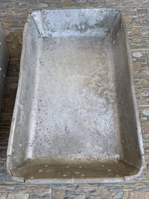 Vând 4 lazi din aluminiu pentru carne,preparate,etc