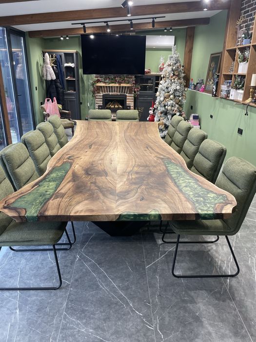 Маса от масив и епоксидна смола