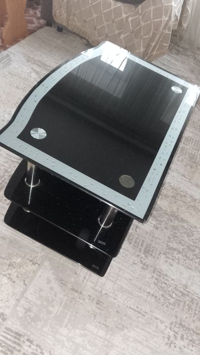 Стол стеклянный для телика