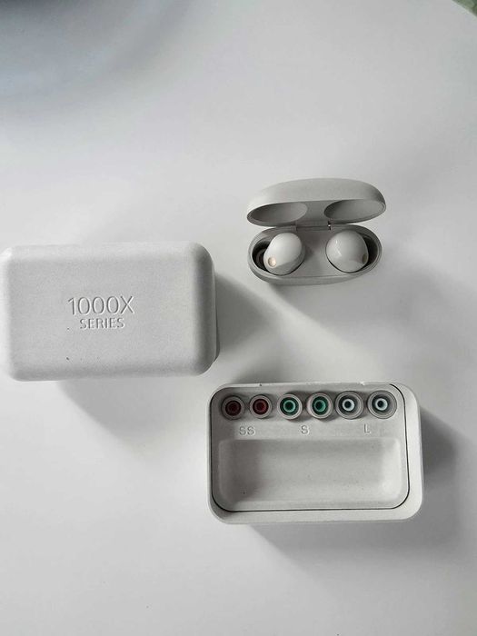 Sony WF-1000XM5, отлично състояние, допълнителни тапи