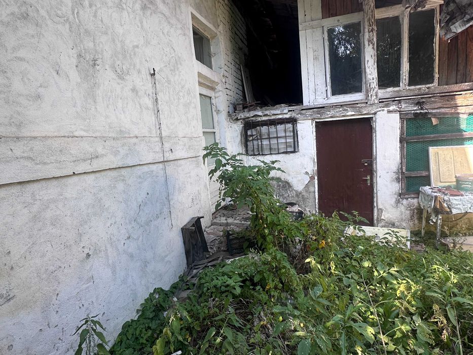 Casa de caramida, cu teren drept, beciuri si mansarda pe Strada Canepii 55 - necesita renovare