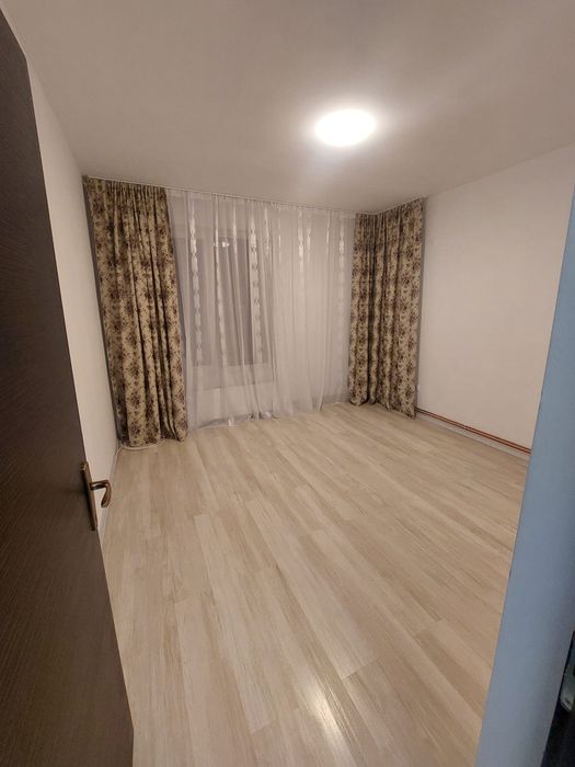 Apartament+două garaje de vanzare