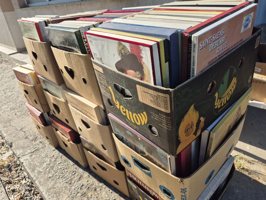 Vând 200lp colecție de viniluri muzică clasică, Colecțile sunt în stare buna, perfectă pentru pasionații de muzică clasică.