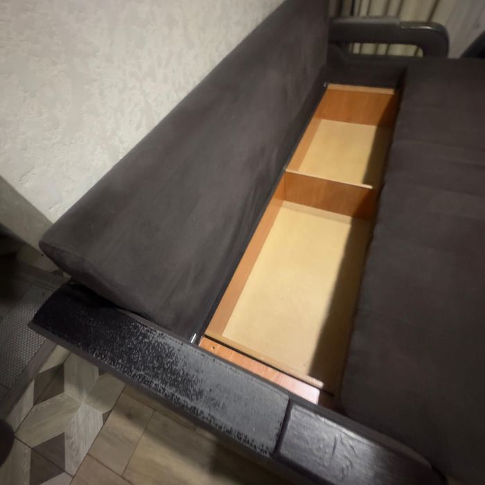 Диван коричневый