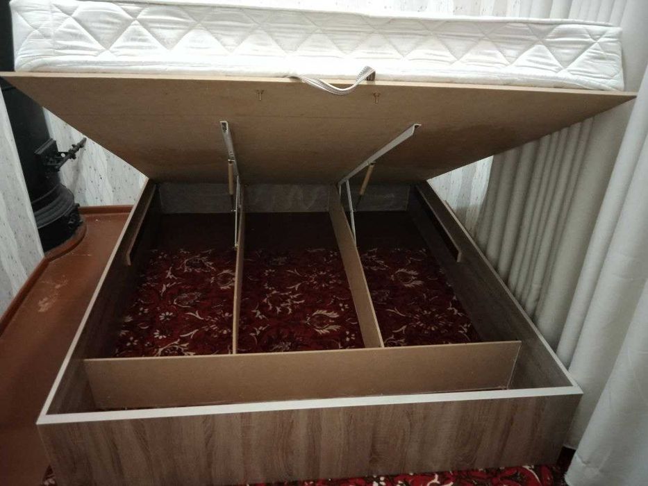 Двуспальная кровать