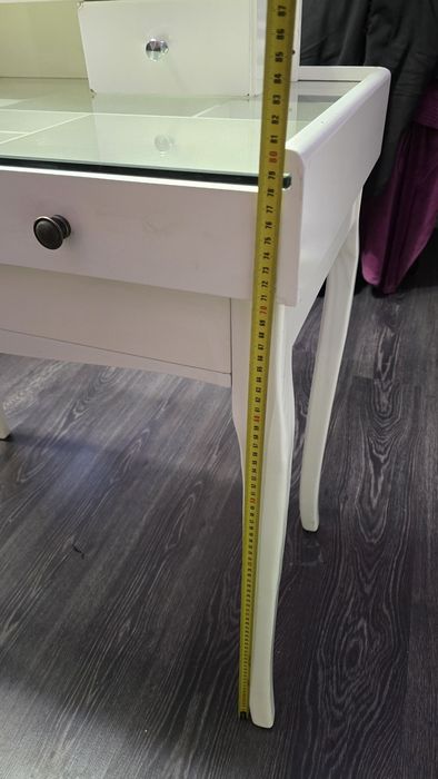 Vând masă de toaletă / machiaj albă cu oglindă ovală și sertare multiple