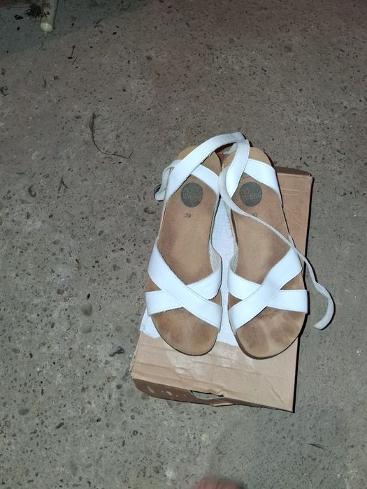 Vând sandale dama,modele foarte frumoase