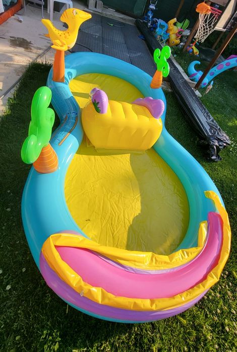 Piscină gonflabilă Intex Wet Set Collection cu tobogan și stropitoare, loc de joaca copii / bebelusi