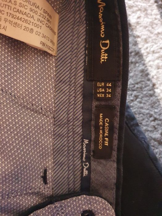 Vând blugi massimo dutti 44