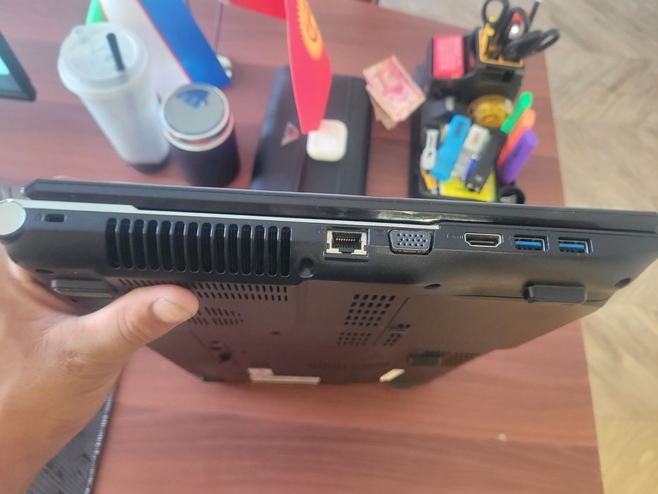 Acer V3-771 juda yaxshi holatda