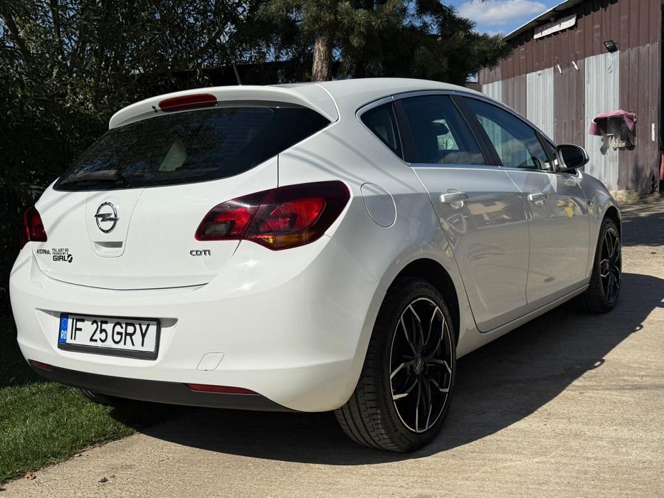 Vând Opel Astra j