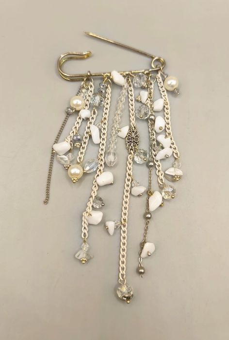 Брошь булавка с цепочками