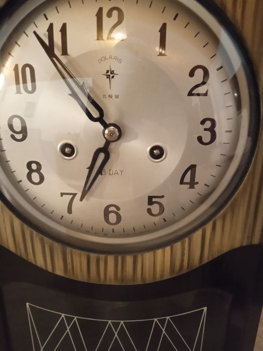 Механичен стенен часовник.