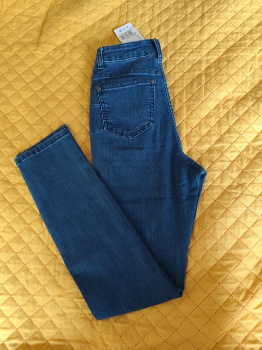 Blugi noi cu etichetă