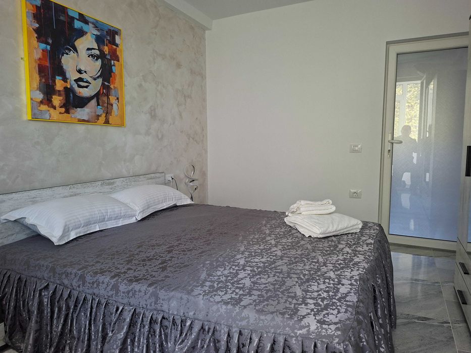 Constanta,apartament 3 camere, central de inchiriat pe termen lung,renovat utilat,mobilat,gaz,3 balcoane,vedere port