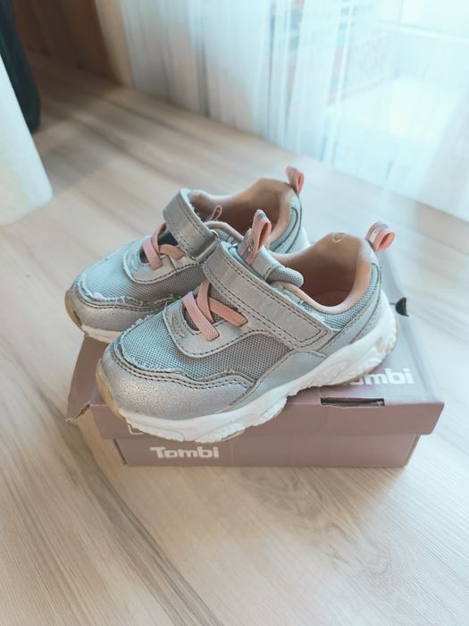 Кроссовки для девочек 24 р