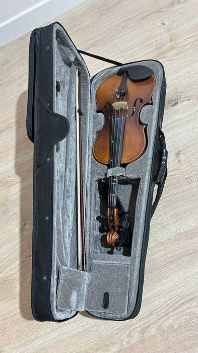 Продается скрипка 4/4 + Подставка для нот (пюпитр).