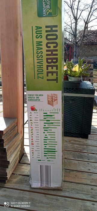 Повдигната дървена леха кашпа