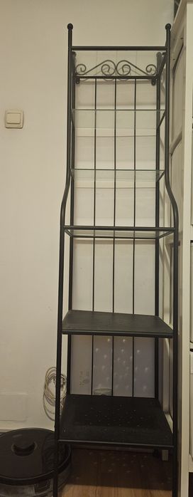Etajeră metalică elegantă cu rafturi din sticlă
