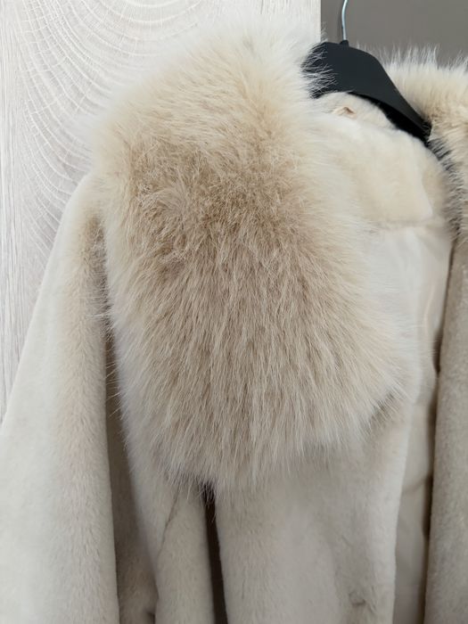 Късо зимно палто с пух в бежаво